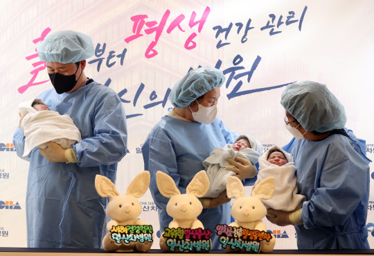 2023년 1월 1일 0시 0분 경기도 고양시 일산차병원에서 엄마 김현정씨와 아빠 장동규씨 사이에서 쌍둥이 여아 짱순이(태명)와 남아 짱짱이(태명)가 엄마 손은서씨와 아빠 김정섭씨 사이에서 여아 복동이(태명)가 태어났다. 사진은 아빠 김정섭씨(왼쪽부터)가 복동이(태명)를, 친할머니 정윤자씨가 짱짱이(태명)를, 외할머니 문상순씨가 짱순이(태명)를 안고 있는 모습. [고양=연합뉴스]